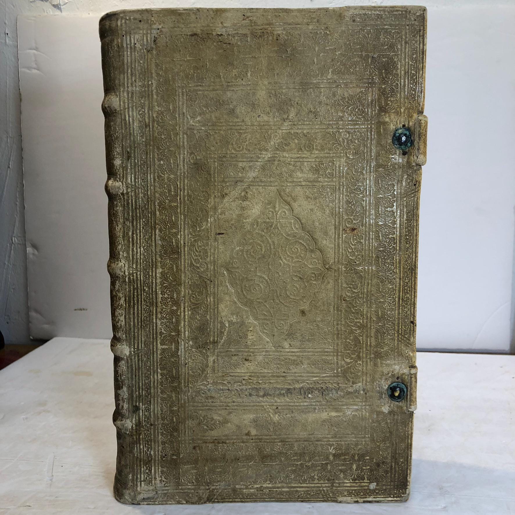 Locopletissima Bibliotheca Moralis Praedicabilis : Hoc Est Discursus Varii Exquisiti, In quibus per Tractatus ordine digestos, ad verbum Dei fructuosè & faciliter praedicandum, de Virtutibus & Vitiis copiosissimae materiae morales subministrantur, & ad plenum digeruntur
GOOGLE TRANSLATION: "Most Abundant Library of Moral Preaching: That is, Various and Exquisite Discourses, in which, through Treatises arranged in order, abundant material on virtues and vices is provided for fruitful and easy preaching on the word of God, and is fully organized."
PUBLICATION DATES: 1679-1683 — photograph 4.