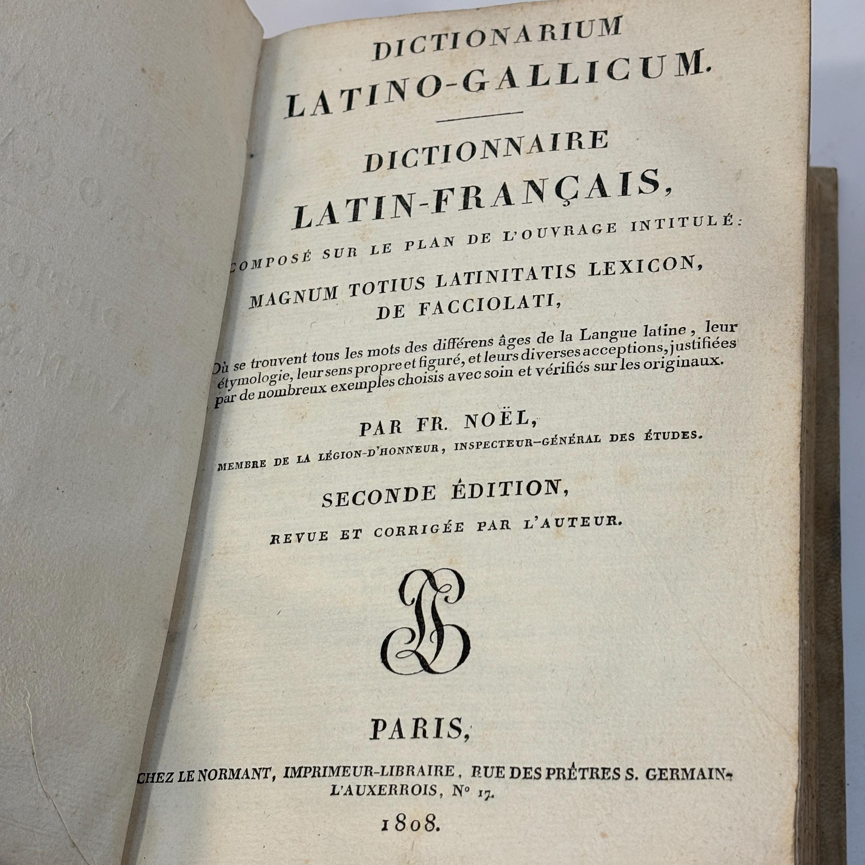 Dictionarium Latino-Gallicum. Dictionnaire Latin-Français, Composé sur le plan de l'ouvrage intitulé : Magnum Totius Latinitatis Lexicon, De Facciolati, Où se trouvent tous les mots des différens âges de la Langue latine, leur étymologie, leur sens propre et figuré, et leurs diverses acceptions, justifiées par de nombreux exemples choisis avec soin et vérifiés sur les originaux. Seconde Édition, Revue et corrigée par l'auteur. Translated: Latin-Gallic Dictionary Latin-French Dictionary, Compiled according to the plan of the work entitled: The Great Lexicon of the Entire Latin Language by Facciolati, In which are found all the words from the various periods of the Latin language, together with their etymology, their literal and figurative meanings, and their various usages, supported by numerous carefully selected examples verified against the original sources. Second Edition, Revised and corrected by the author. — photograph 2.