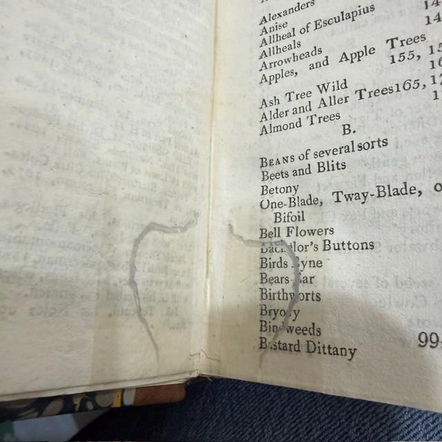A Complete Herbal, Containing the Prints and The English Names of Several Thousand Trees, Plants, Shrubs, Flowers, exotics, etc. Many of Which are not to be found in the Herbals of either Gerard, Johnson, of Parkinson. Curiosly Engraved on 176 Copper-Plates. A New Edition. — photograph 5.