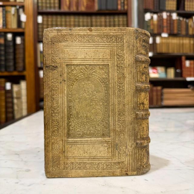 M. Tullii Ciceronis Philosophicorum Pars Secunda, Continens De Natura Deorum Libros III, De Divinatione Libros II, De Fato Librum I, De Legibus Libros III, and Fragmenta Librorum Philosophicorum; with M. Tullii Ciceronis De Officiis Libri III, Cato Maior, Seu De Senectute, Laelius, Seu De Amicitia, Paradoxa Stoicorum Sex, Fragmenta Poematum Including the Aratea, and De Petitione Consulatus. Ex Dionysii Lambini Emendatione. Translated: Cicero, Marcus Tullius. Philosophical Works, Parts Two and Three, Containing On the Nature of the Gods, On Divination, On Fate, On the Laws, On Duties, On Old Age, On Friendship, the Stoic Paradoxes, Poetical Fragments Including the Aratea, and On Canvassing for the Consulship. Edited and Annotated by Denis Lambin. Two Parts Bound in One Volume. — photograph 3.