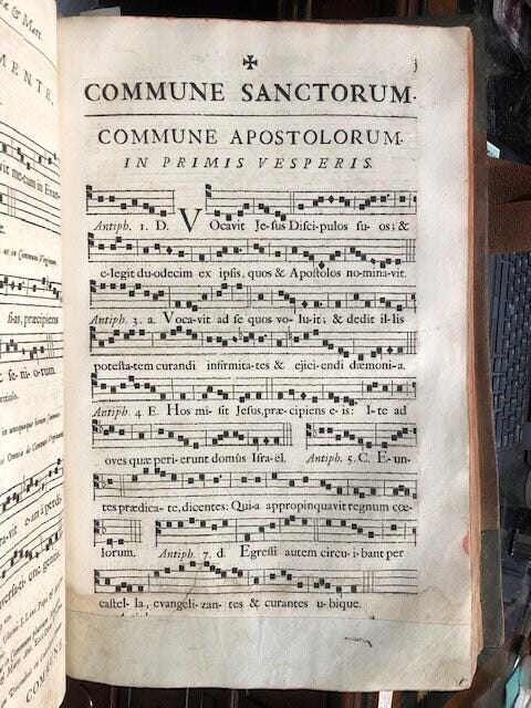 ANTIPHONALE & PSALTER - Antiphonarium Blesense, ad usum ecclesiarum quae officio Canonico non tenentur: Illustrissimi et Reverendissimi in Christo Patris DD. Francisci DE Crussol D'Uzes, Blesensis Episcopi, auctotitate; dac venerabilis ejusdem Capituli consensu editum. // Psalterium Juxta Breviarium Blesense, Illustrissimi et Reverendissimi in Christo Patris DD. Francisci DE Crussol D'Uzes, Blesensis Episcopi, auctotitate; dac venerabilis ejusdem Capituli consensu editum. Vanit XXX. lib. non compactum. TRANSLATION: "Antiphonary of Blois, for the use of churches that are not bound by the Canonical Office: Published by the authority of the Most Illustrious and Reverend Father in Christ, Lord Francis de Crussol d'Uzès, Bishop of Blois; and with the consent of the venerable Chapter of the same. // Psalter According to the Breviary of Blois, Published by the authority of the Most Illustrious and Reverend Father in Christ, Lord Francis de Crussol d'Uzès, Bishop of Blois; and with the consent of the venerable Chapter of the same. Sold for 30 livres unbound." — photograph 4.