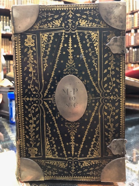 1762 50+ engravings, The Book of Common Prayer, Sterling(?) corners and medallion to ornate gilt covers, Gorgeous binding, very ornate. — photograph 5.