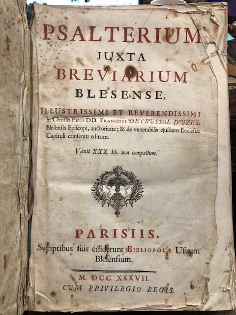 ANTIPHONALE & PSALTER - Antiphonarium Blesense, ad usum ecclesiarum quae officio Canonico non tenentur: Illustrissimi et Reverendissimi in Christo Patris DD. Francisci DE Crussol D'Uzes, Blesensis Episcopi, auctotitate; dac venerabilis ejusdem Capituli consensu editum. // Psalterium Juxta Breviarium Blesense, Illustrissimi et Reverendissimi in Christo Patris DD. Francisci DE Crussol D'Uzes, Blesensis Episcopi, auctotitate; dac venerabilis ejusdem Capituli consensu editum. Vanit XXX. lib. non compactum. TRANSLATION: "Antiphonary of Blois, for the use of churches that are not bound by the Canonical Office: Published by the authority of the Most Illustrious and Reverend Father in Christ, Lord Francis de Crussol d'Uzès, Bishop of Blois; and with the consent of the venerable Chapter of the same. // Psalter According to the Breviary of Blois, Published by the authority of the Most Illustrious and Reverend Father in Christ, Lord Francis de Crussol d'Uzès, Bishop of Blois; and with the consent of the venerable Chapter of the same. Sold for 30 livres unbound." — photograph 3.