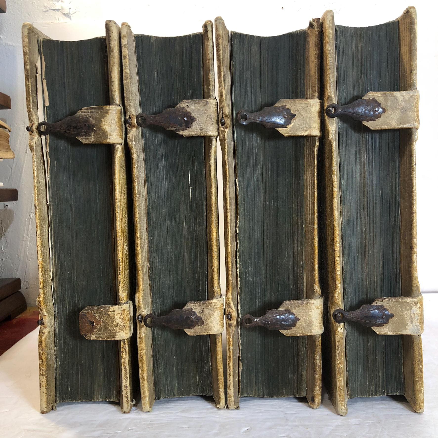 Locopletissima Bibliotheca Moralis Praedicabilis : Hoc Est Discursus Varii Exquisiti, In quibus per Tractatus ordine digestos, ad verbum Dei fructuosè & faciliter praedicandum, de Virtutibus & Vitiis copiosissimae materiae morales subministrantur, & ad plenum digeruntur
GOOGLE TRANSLATION: "Most Abundant Library of Moral Preaching: That is, Various and Exquisite Discourses, in which, through Treatises arranged in order, abundant material on virtues and vices is provided for fruitful and easy preaching on the word of God, and is fully organized."
PUBLICATION DATES: 1679-1683 — photograph 2.