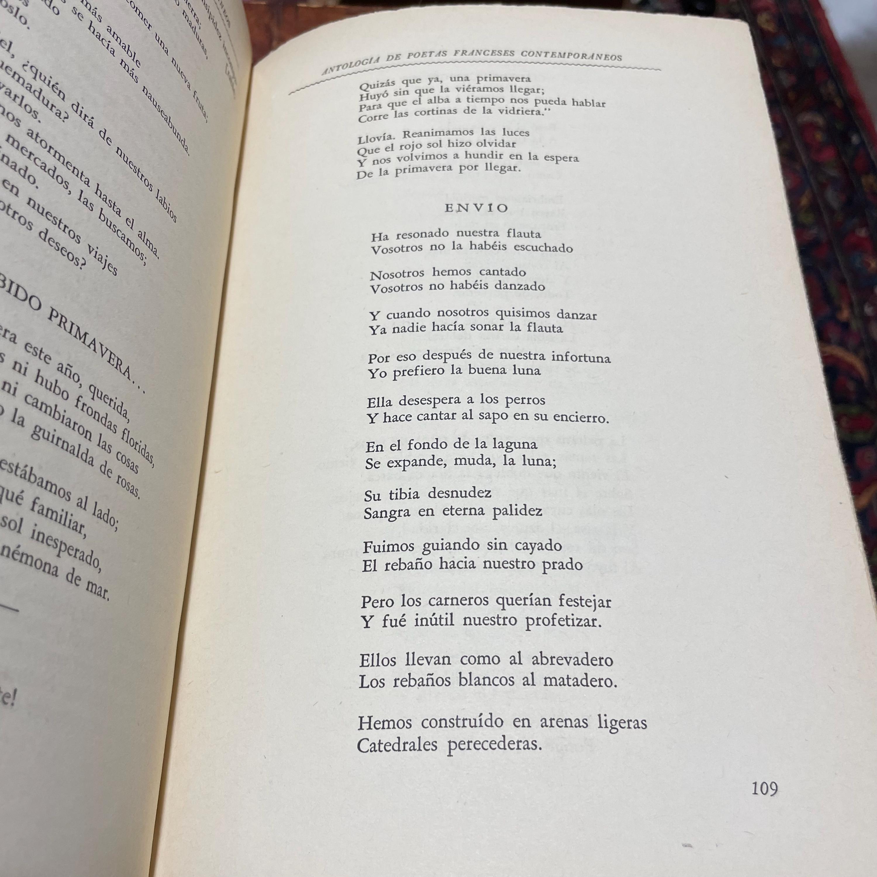 Antologia De Poetas Franceses Contemporaneos, Seleccion y traduccion en Verso con Opiniones, notas y noticias bibliograficas por Edmundo Bianchi, Prologo de Andre Maurois. Translated from Spanish: Anthology of Contemporary French Poets, Selection and translation in Verse with Opinions, notes and bibliographical news by Edmundo Bianchi, Prologue by Andre Maurois — photograph 7.