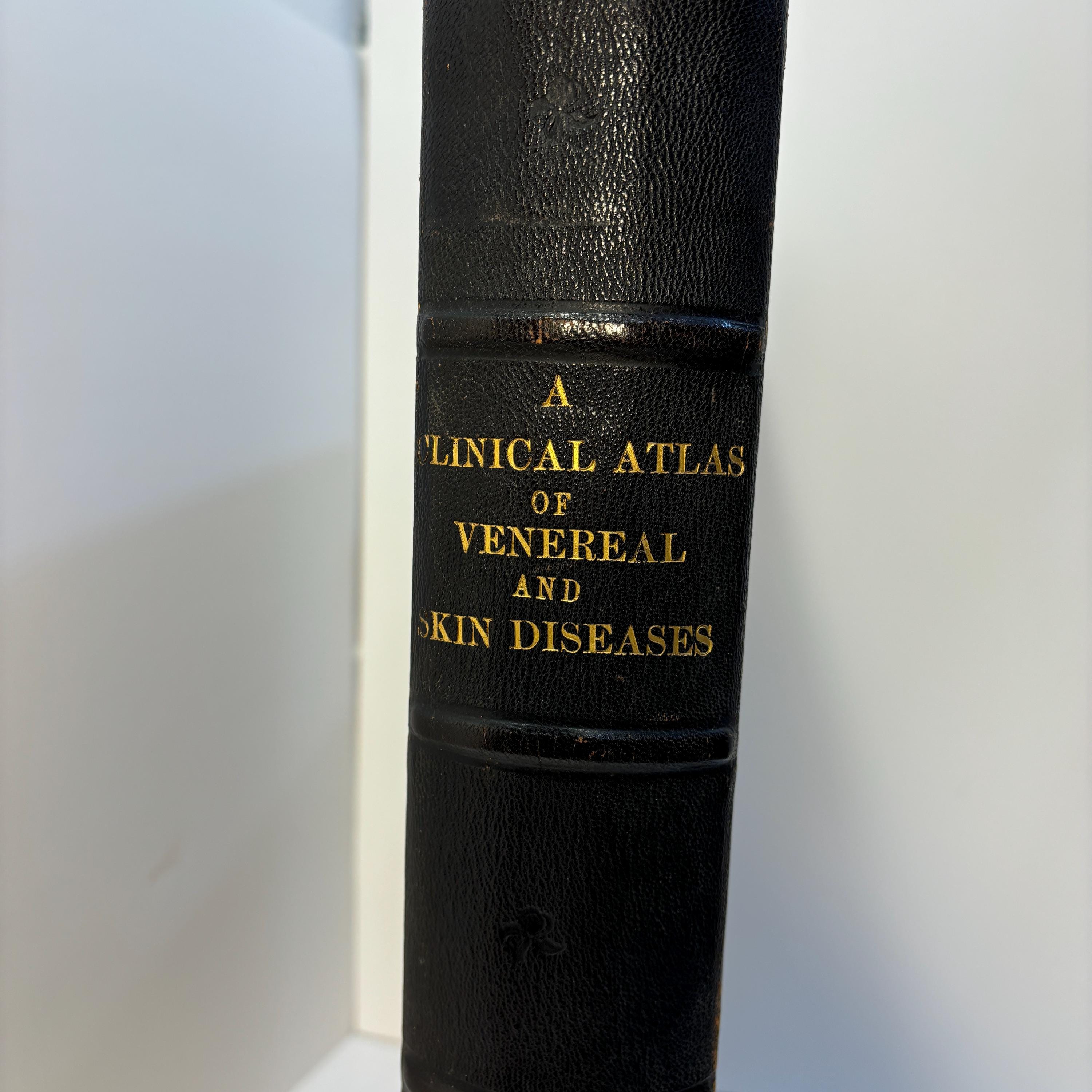A Clinical Atlas of Venereal & Skin Diseases Including Diagnosis, Prognosis & Treatment. Illustrated with Two Hundred and Thirteen Figures, Many of Them Life Size, on Fifty-Eight Beautifully Colored Plates. Also, Many Large and Carefully Executed Engravings in The Text. — photograph 4.