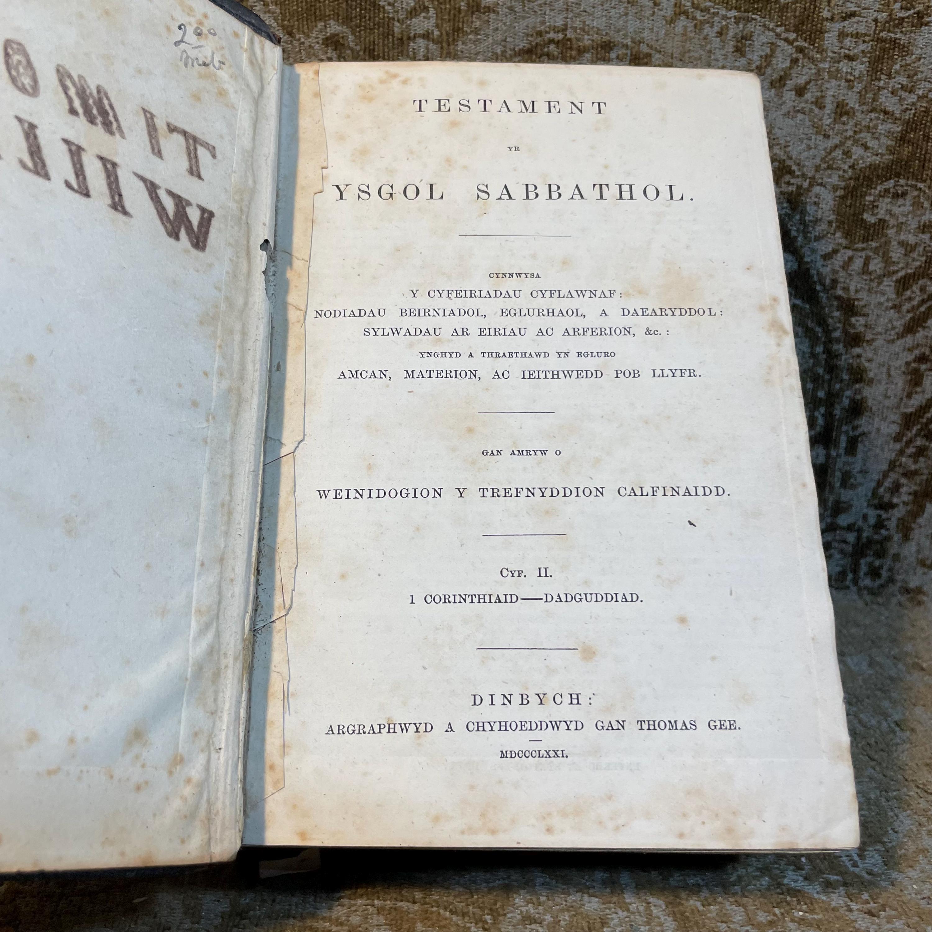 Testament Yr Ysgol Sabbothol. Cynnwysa Y cyfeiriadau cyflawnaf: Nodiadau beirniadol, eglurhaol, a daearyddol: Sylwadau ar eiriau ac arferion, &c. Ynghyd â traethawd yn egluro Amcan, materion, ac ieithwedd pob llyfr. Gan amryw o weinidogion Y Trefnyddion Calfinaidd. Translated: Testament For the Sabbath School. Contains The complete references: Critical, explanatory, and geographical notes: Observations on words and practices, etc. Together with a treatise explaining The purpose, content, and language of every book. By various ministers Of the Calvinistic Methodists. In two volumes. — photograph 5.