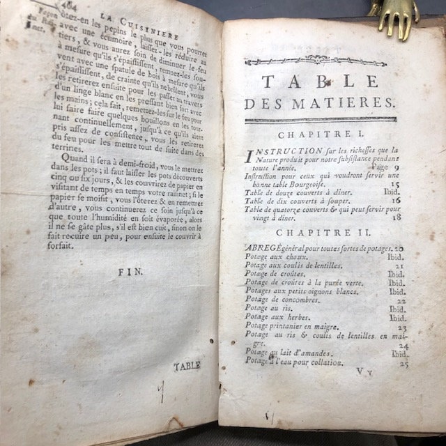 La Bourgeoise, Suivie De L'Office, A l'ufage de tous ceux qui se melent de depensas de Maisons. Contenant la manier de dissequer, connoure & servir tontes sortes de Viandes. Nouvelle Edition, Augmenteede plusiers Ragouts des plus nouveaux, & de differentes Recettes pour les Liqueurs. Translated from French: La Bourgeoise, followed by the Office, for the benefit of all those who are involved in house expenses. Containing the way of dissecting, knowing & serving all kinds of meats. New Edition, Augmented with several of the newest Stews, & different Recipes for Liqueurs. — photograph 4.