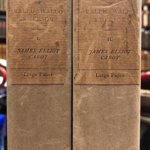 Pu&ograve; includere: Set di due volumi di un libro intitolato "A Memoir of Ralph Waldo Emerson" di James Elliot Cabot. I libri sono rilegati in carta marrone con il titolo e il nome dell'autore stampati in inchiostro nero. Il testo "Large Paper" &egrave; stampato in fondo a ogni dorso.