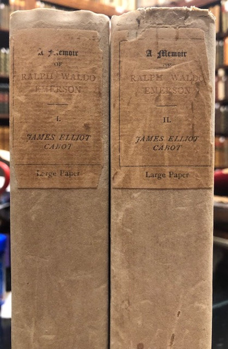Pu&ograve; includere: Set di due volumi di un libro intitolato "A Memoir of Ralph Waldo Emerson" di James Elliot Cabot. I libri sono rilegati in carta marrone con il titolo e il nome dell'autore stampati in inchiostro nero. Il testo "Large Paper" &egrave; stampato in fondo a ogni dorso.