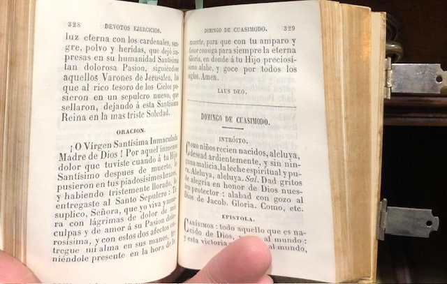 Horas De La Mujer Catolica Devocionario Conteniendo la Santa Misa, los Oficios de las principales fietas del ano, Oraciones diversas en prosa y en verso, la Semana santa, etc...Con la autorizacion eclesiastica. Translated from Spanish: Hours of the Catholic Woman: Devotional Containing the Holy Mass, Offices of the main feasts of the year, Various prayers in prose and verse, Holy Week, etc... With ecclesiastical authorization. — photograph 5.