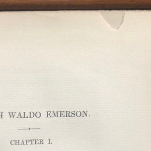 Pu&ograve; includere: Un'immagine in bianco e nero della pagina del titolo di un libro. La pagina del titolo recita "RALPH WALDO EMERSON." e "CAPITOLO I."