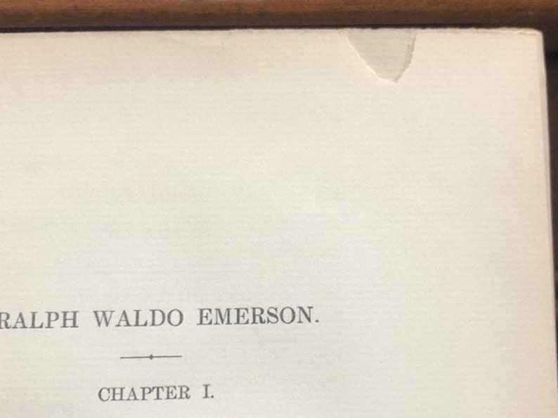 Pu&ograve; includere: Un'immagine in bianco e nero della pagina del titolo di un libro. La pagina del titolo recita "RALPH WALDO EMERSON." e "CAPITOLO I."
