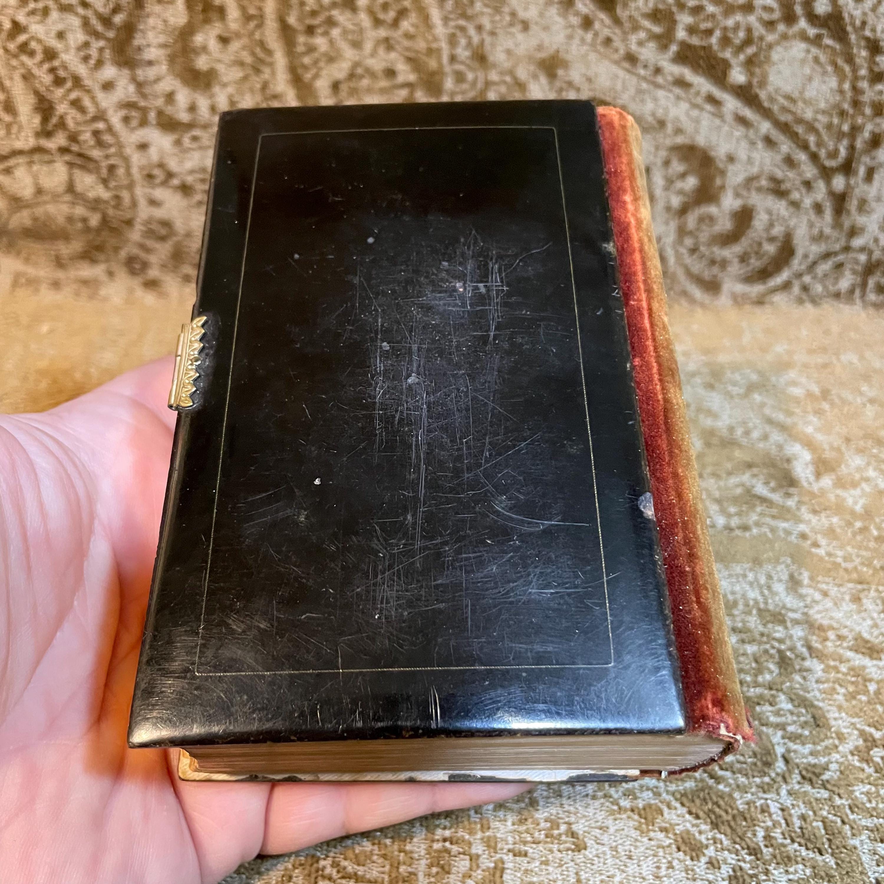 Novísimo Diamante Del Cristiano. Devocionario Completo Nuevamente Revisado Que Contiene Las Horas Divinas, El Ejercicio Cotidiano, Máximas De Santa Teresa, Semana De Oración, Ordinario De La Misa Y Ejercicios Para Antes Y Después De La Confesión Y Comunión, La Semana Santa, Y Otras Oraciones De Mucha Utilidad Para Los Fieles. Translated: Newest Diamond Of The Christian. Complete Prayer Book Newly Revised Containing The Divine Hours, The Daily Exercise, Maxims Of Saint Teresa, Prayer Week, The Order Of The Mass, And Exercises For Before And After Confession And Communion, Holy Week, And Other Prayers Of Great Usefulness For The Faithful. — photograph 3.