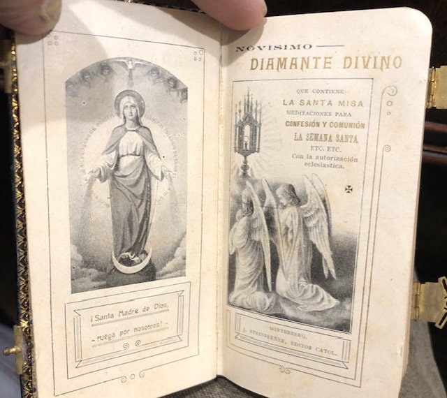 Novisimo Diamante Divino, Que Contiene La Santa Misa Meditaciones Para La Confesion Y Comunion La Semana Santa Etc., Etc. Con la Autorizacion Eclesiastica. Translated from Spanish: Newest Divine Diamond, Which Contains the Holy Mass, Meditations for Confession and Communion, Holy Week, Etc., Etc. With Ecclesiastical Authorization. — photograph 2.