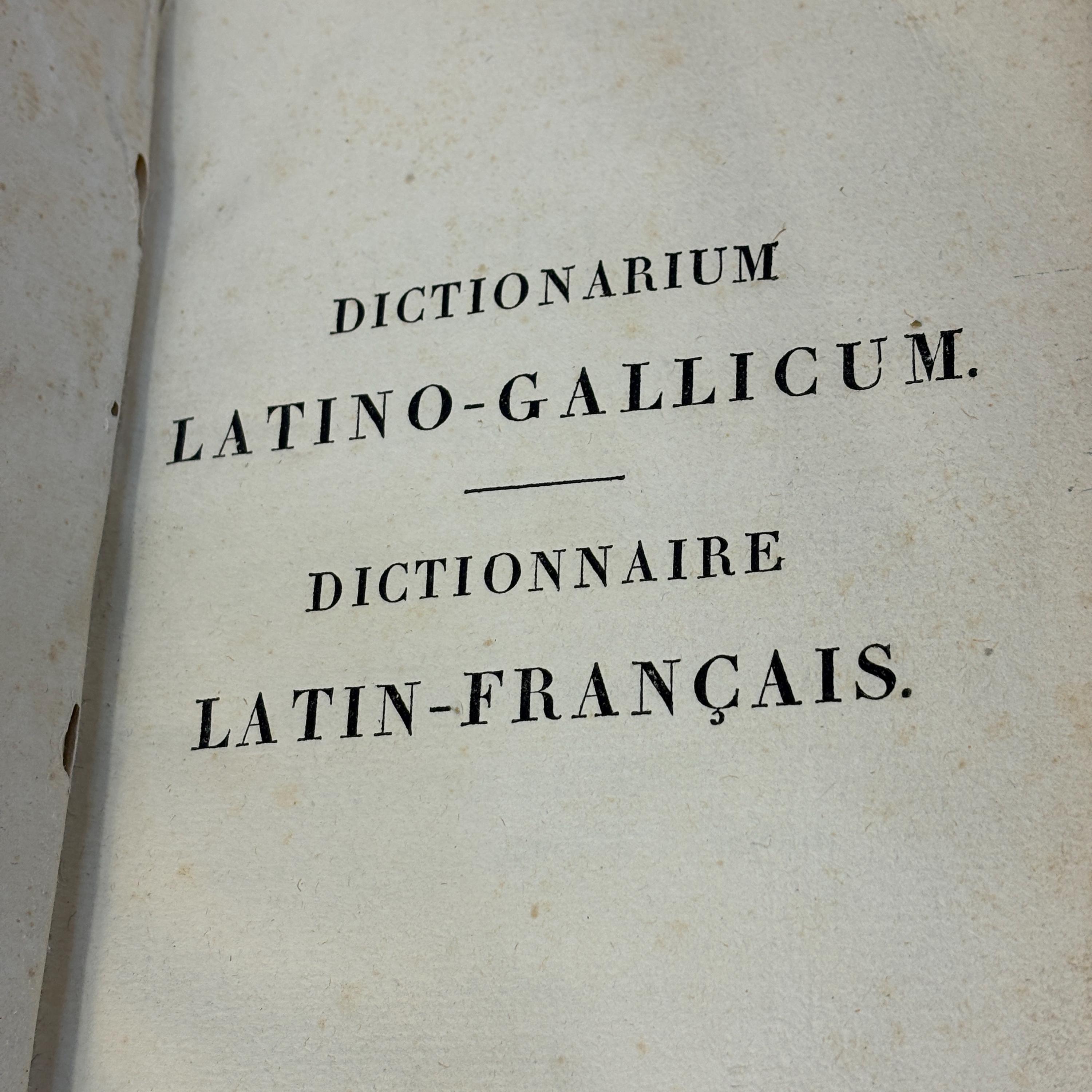 Dictionarium Latino-Gallicum. Dictionnaire Latin-Français, Composé sur le plan de l'ouvrage intitulé : Magnum Totius Latinitatis Lexicon, De Facciolati, Où se trouvent tous les mots des différens âges de la Langue latine, leur étymologie, leur sens propre et figuré, et leurs diverses acceptions, justifiées par de nombreux exemples choisis avec soin et vérifiés sur les originaux. Seconde Édition, Revue et corrigée par l'auteur. Translated: Latin-Gallic Dictionary Latin-French Dictionary, Compiled according to the plan of the work entitled: The Great Lexicon of the Entire Latin Language by Facciolati, In which are found all the words from the various periods of the Latin language, together with their etymology, their literal and figurative meanings, and their various usages, supported by numerous carefully selected examples verified against the original sources. Second Edition, Revised and corrected by the author. — photograph 8.