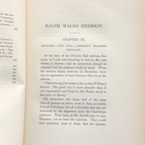Pu&ograve; includere: Una pagina di un libro intitolato "Ralph Waldo Emerson" con un capitolo intitolato "Lezioni - The Dial - Il trascendentalismo di Emerson". Il testo tratta delle lezioni di Emerson a Boston e della ricezione che ha ricevuto.