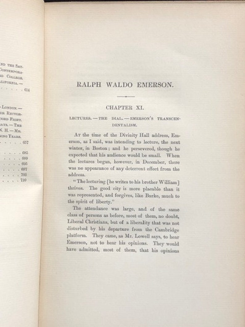 Pu&ograve; includere: Una pagina di un libro intitolato "Ralph Waldo Emerson" con un capitolo intitolato "Lezioni - The Dial - Il trascendentalismo di Emerson". Il testo tratta delle lezioni di Emerson a Boston e della ricezione che ha ricevuto.
