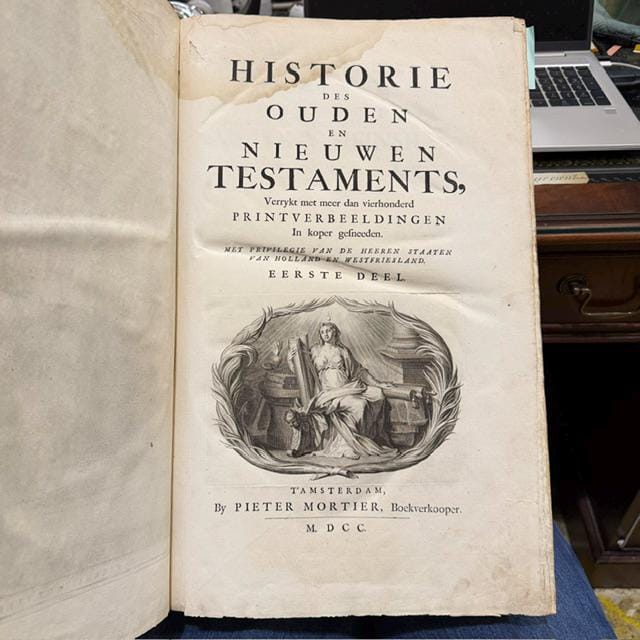 Historie Des Ouden En Nieuwen Testaments, Verrykt Met Meer Dan Vierhonderd Printverbeeldingen In Koper Gesneden. Met Privilegie Van De Heeren Staaten Van Holland En Westfriesland. Translated: History Of The Old And New Testaments, Enriched With More Than Four Hundred Printed Illustrations Engraved In Copper. With Privilege Of The Lords States Of Holland And West Friesland. — photograph 3.
