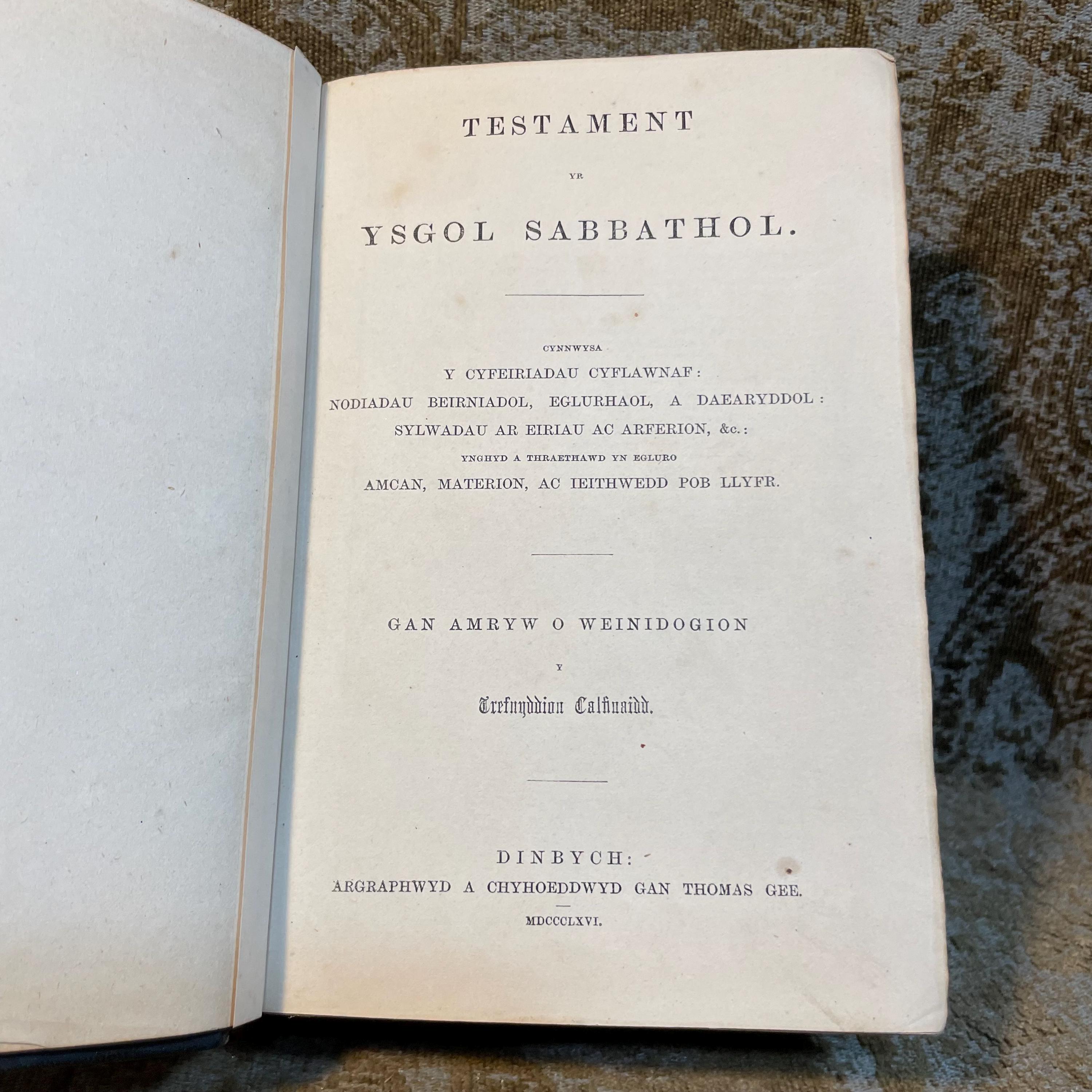 Testament Yr Ysgol Sabbothol. Cynnwysa Y cyfeiriadau cyflawnaf: Nodiadau beirniadol, eglurhaol, a daearyddol: Sylwadau ar eiriau ac arferion, &c. Ynghyd â traethawd yn egluro Amcan, materion, ac ieithwedd pob llyfr. Gan amryw o weinidogion Y Trefnyddion Calfinaidd. Translated: Testament For the Sabbath School. Contains The complete references: Critical, explanatory, and geographical notes: Observations on words and practices, etc. Together with a treatise explaining The purpose, content, and language of every book. By various ministers Of the Calvinistic Methodists. In two volumes. — photograph 4.