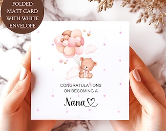 Puede incluir: Una tarjeta de felicitación mate plegada de 15,24 x 15,24 cm con sobre blanco. La tarjeta muestra un oso de peluche marrón sosteniendo un grupo de globos rosas y beige, rodeado de pequeñas estrellas y nubes rosas, con el texto CONGRATULATIONS ON BECOMING A Nana.