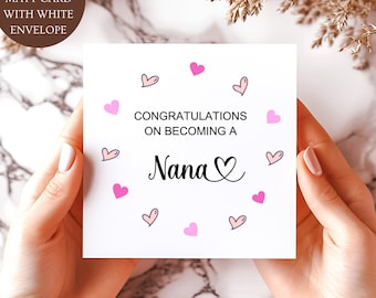 Puede incluir: Una tarjeta de felicitación cuadrada mate plegada de 15,24 x 15,24 cm con sobre blanco. La tarjeta presenta el texto CONGRATULATIONS ON BECOMING A Nana con un símbolo de corazón, rodeado por un patrón circular de pequeñas ilustraciones de corazones.
