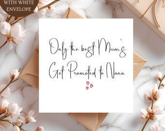 Może przedstawiać: Złożona karta matowa o wymiarach 15x15 cm z białą kopertą. Karta zawiera napis "Only the best Mum's Get Promoted to Nana" czarnym skryptem, z trzema małymi czerwonymi sercami poniżej. Karta leży na marmurowej powierzchni z kwiatowymi akcentami.