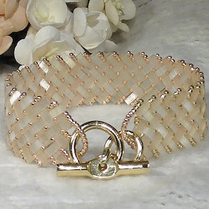 Bracelet de tissage de perles miyuki Half Tila Silk. Bracelet très doux, léger et lumineux. Fermeture du T Bar