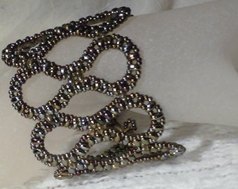 Bracelet en tissage de perles Superduo cousues en forme d’infini avec fermeture mousqueton. (B015)