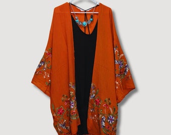 Cardigan kimono rouge prune à broderies florales Cardigan kimono à broderies florales pour mariage de demoiselle d'honneur