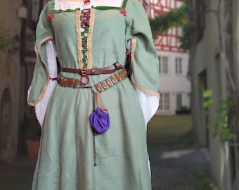 Mittelalterliches Surcote mit Unterkleid, Gürteln und Kopfbedeckung