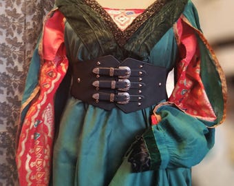 Mittelalterliches Kleid XV Jahrhundert