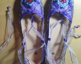 Lila/Violett farbene Regency Schuhe, von Hand verziert