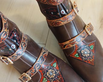Handbemalte Stiefel mit Mittelalterlichen Motiven