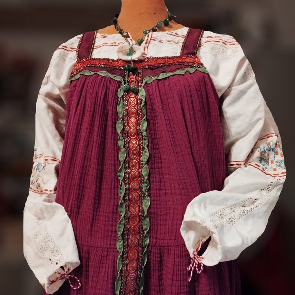 Slawisches russisches traditionelles Sarafan-Kleid handgefertigt