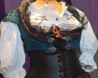 Blaues Dirndl Handarbeit Bestickt
