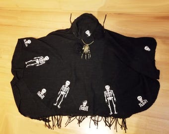 Poncho Vollkreis Skelette, mit Halskette und Mütze