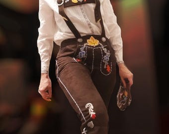 Lady-Lederhose & Trachtenbluse in Handarbeit gefertigt und bestickt