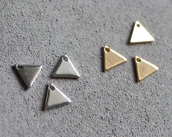 20 mini pendentifs triangles en laiton, 7 x 8 mm, plaqué or 18 carats ou plaqué platine véritable, triangulaire minimaliste géométrique, accessoires bijoux