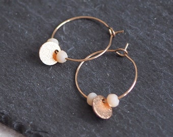 Boucles d'oreilles créoles avec pendentif plaque et perles de verre, or rose, différentes couleurs, yoga minimaliste moderne simplement réduit