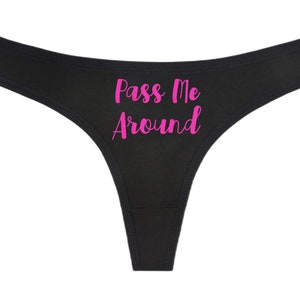 PASSAMI IN GIRO - Perizoma nero - Scegli il colore del testo - Mutandine personalizzate - HotWife Swingers MfM Trio Cuckold Swinging Hot Wife