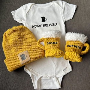 Babycadeauset bierpul, geborduurde slofjes, opgestikte hoed, romper met bierprint