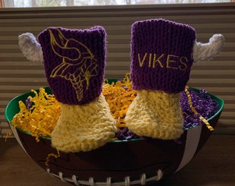 Minnesota Vikings Baby Booties with Custom Crochet Horns ~ Minnesota Vikings Babyschuhe mit gehäkelten Hörnern