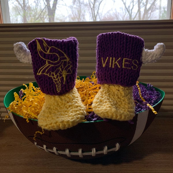 Minnesota Vikings Baby Booties with Custom Crochet Horns ~ Minnesota Vikings Babyschuhe mit gehäkelten Hörnern