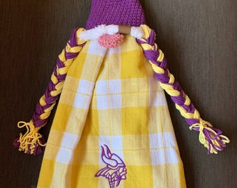 Minnesota Vikings Gnome Towel Topper with SKOL braids and Vikes kitchen towel ~ MN Geschirrtuch mit SKOL Zöpfen ~ Embroidered Skol towel