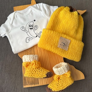 Ręcznie robiony na drutach zestaw prezentowy dla dziecka: czapka bananowa, buciki, body, dzianina 100% bawełny ~ Naszywka z bananem