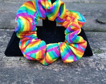 Regenbogen Scrunchie/ Scrunchie mit Regenbogenfarben/ Rainbow Pride Scrunchie