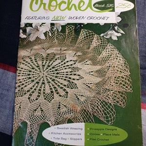 Op de afbeelding: Een vintage haakboekomslag met een close-up van een gehaakt doily met een bloemenpatroon. Het boek is getiteld "Coats & Clark's Crochet" en bevat de tekst "Book 516 25¢" en "Featuring New Woven Crochet". De omslag vermeldt ook verschillende haakprojecten, waaronder Zweeds weven, keukenaccessoires, draagtas, pantoffels, ananasontwerpen, doilies, placemats en filet haken.