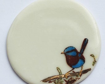 Porzellan Brosche mit blauem Vogel Motiv