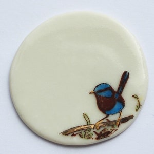 Porzellan Brosche mit blauem Vogel Motiv Bild 1